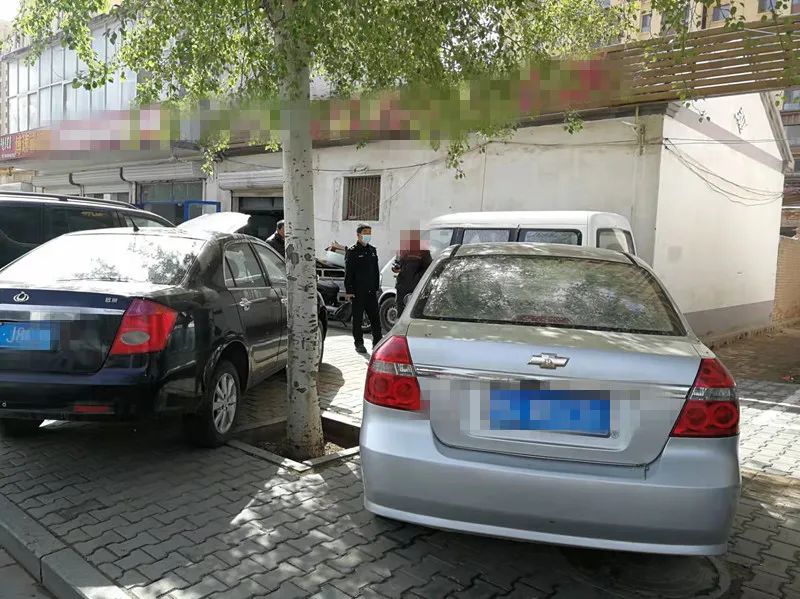 店主霸占公共车位被处罚,二手车长期霸占公共停车位