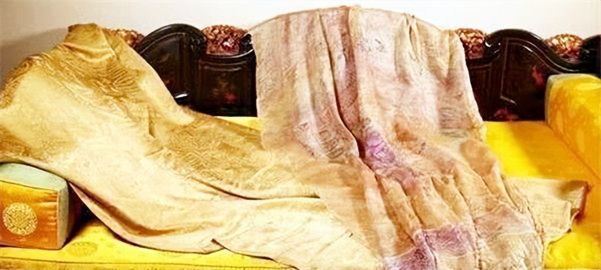 北京男子花9万买件破袈裟,2005年男子花9万买破袈裟