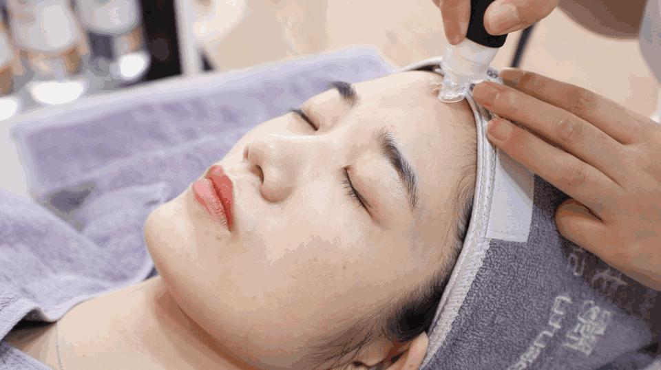 毛孔为什么会粗大会自己变小吗,毛孔粗大毛孔里有黑点是什么原因