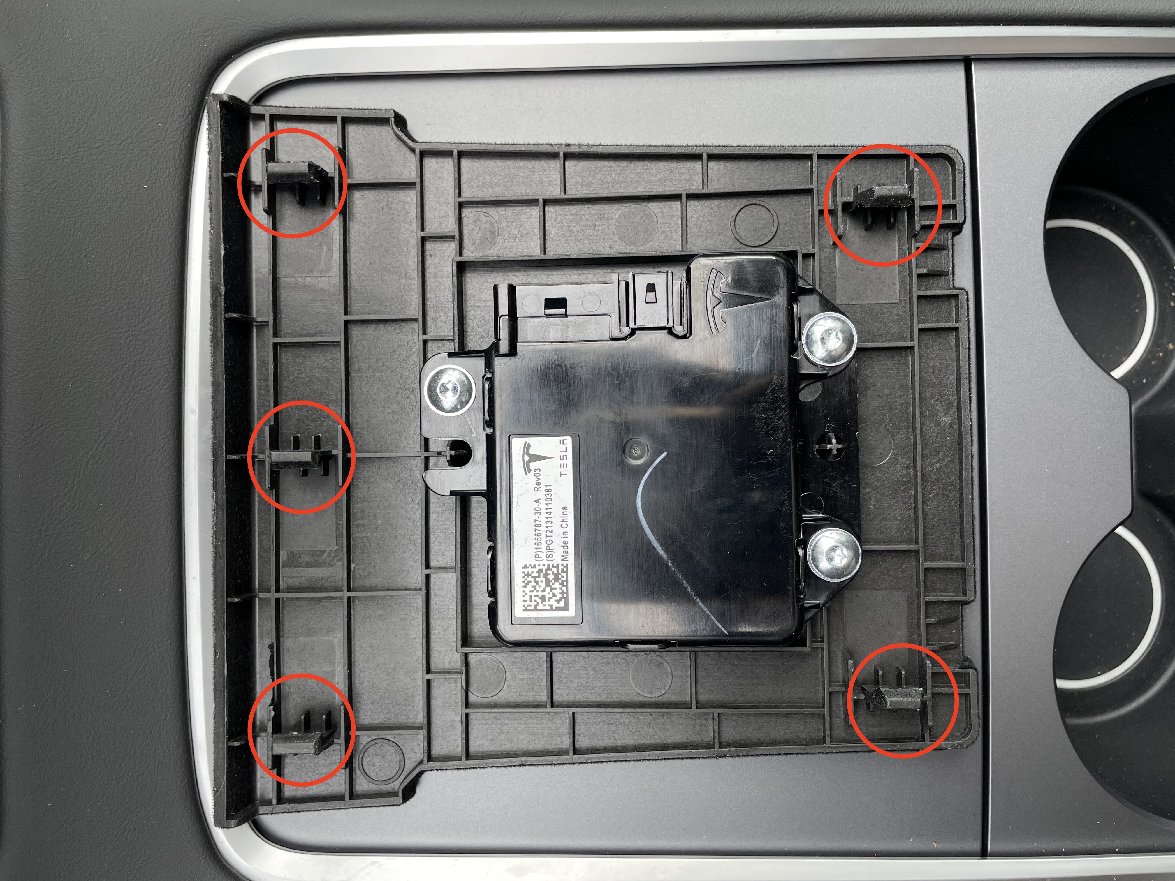花费299元，找回Model3/Y丢失的扶手箱USB接口数据功能