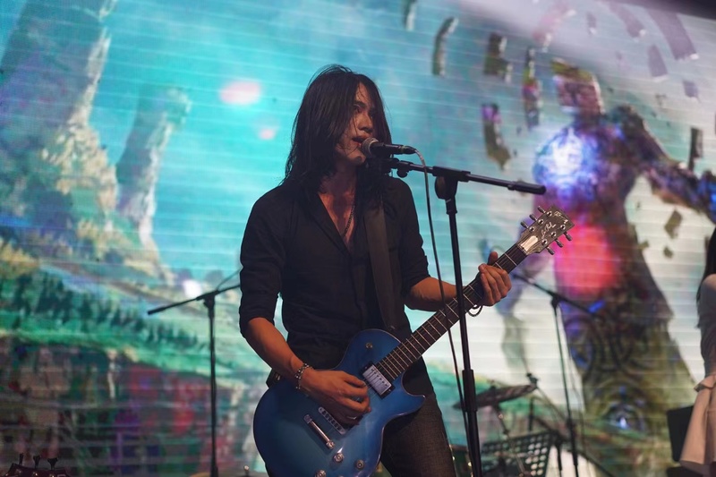 深圳Living|深圳这位摇滚乐手走下舞台后,在直播间卖“公主裙”