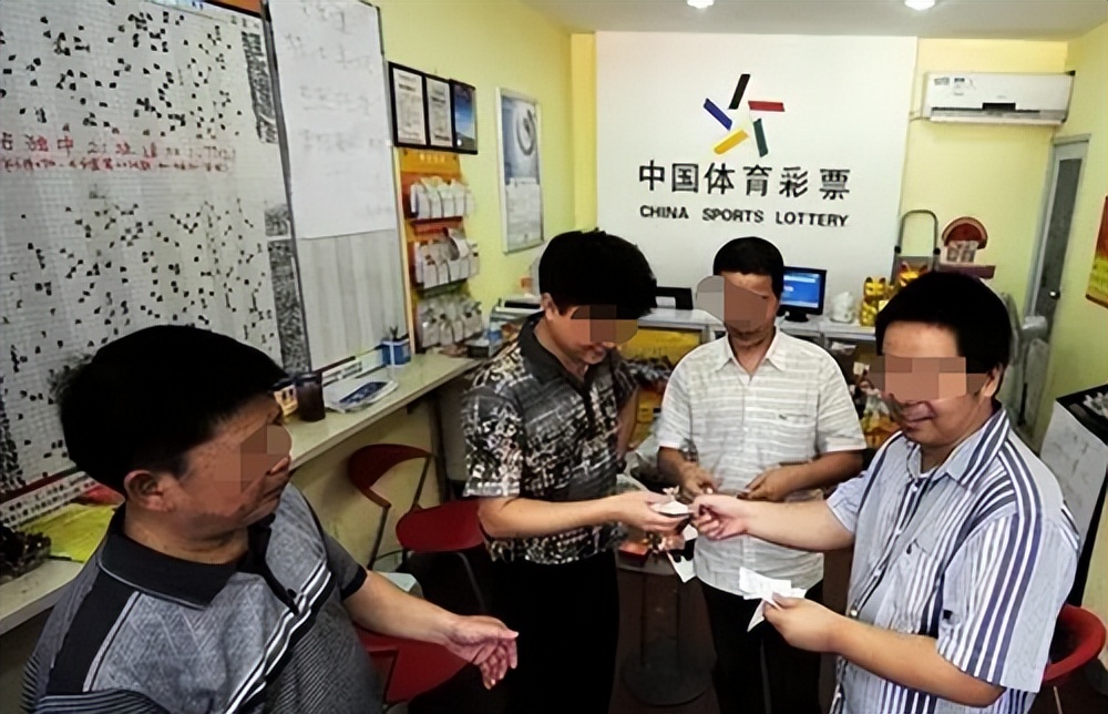 买彩票中大奖彩票店有奖金吗,给别人垫付买的彩票中奖奖金归谁