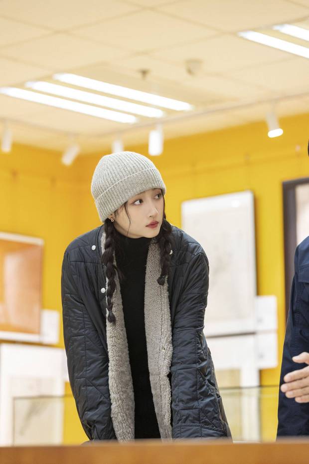 关晓彤麻花辫服装搭配,关晓彤扎的两个麻花辫格子衫