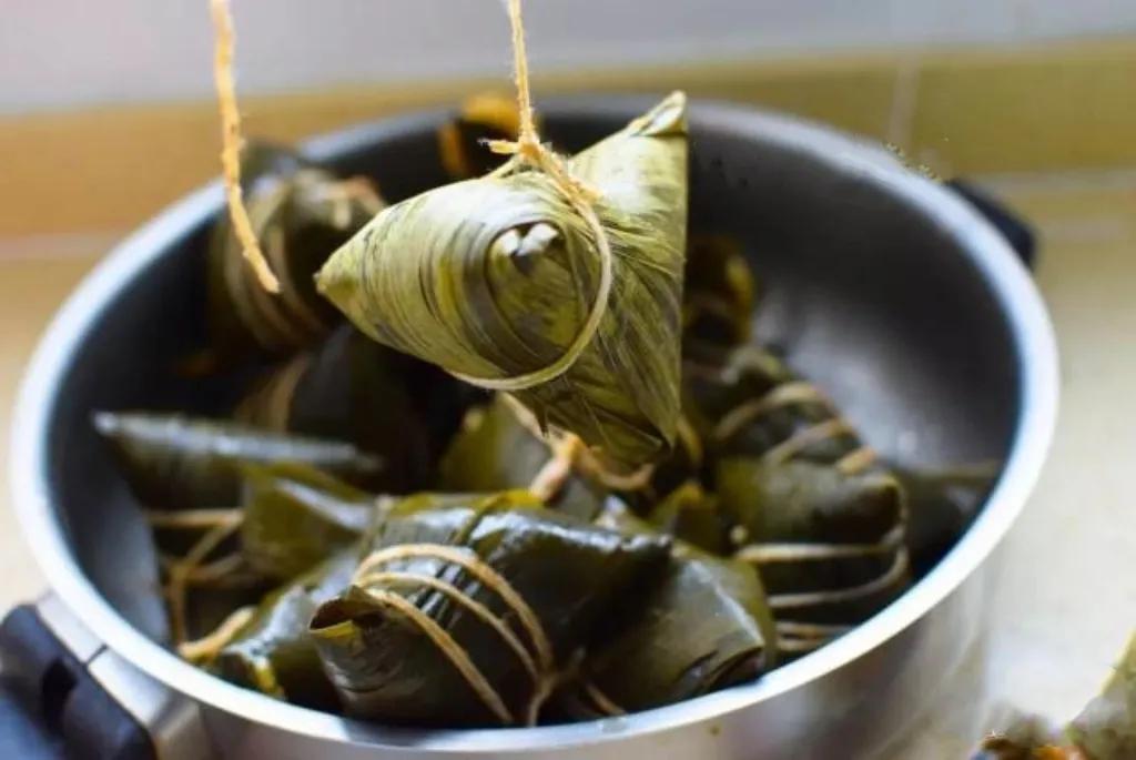 加碱水的咸肉粽,加了蜂蜜的肉松