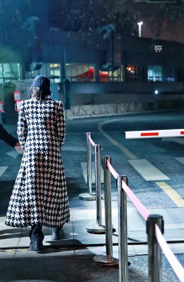 赵丽颖和张小斐同台穿的衣服,张小斐赵丽颖粉色大衣