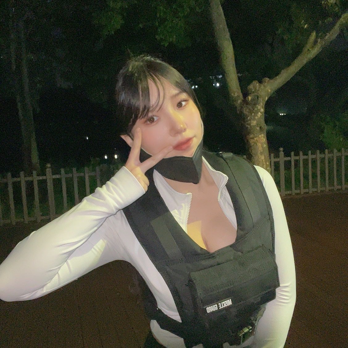 引人注目的好身材！网红Babypink身前的车头灯照亮黑夜的路人们