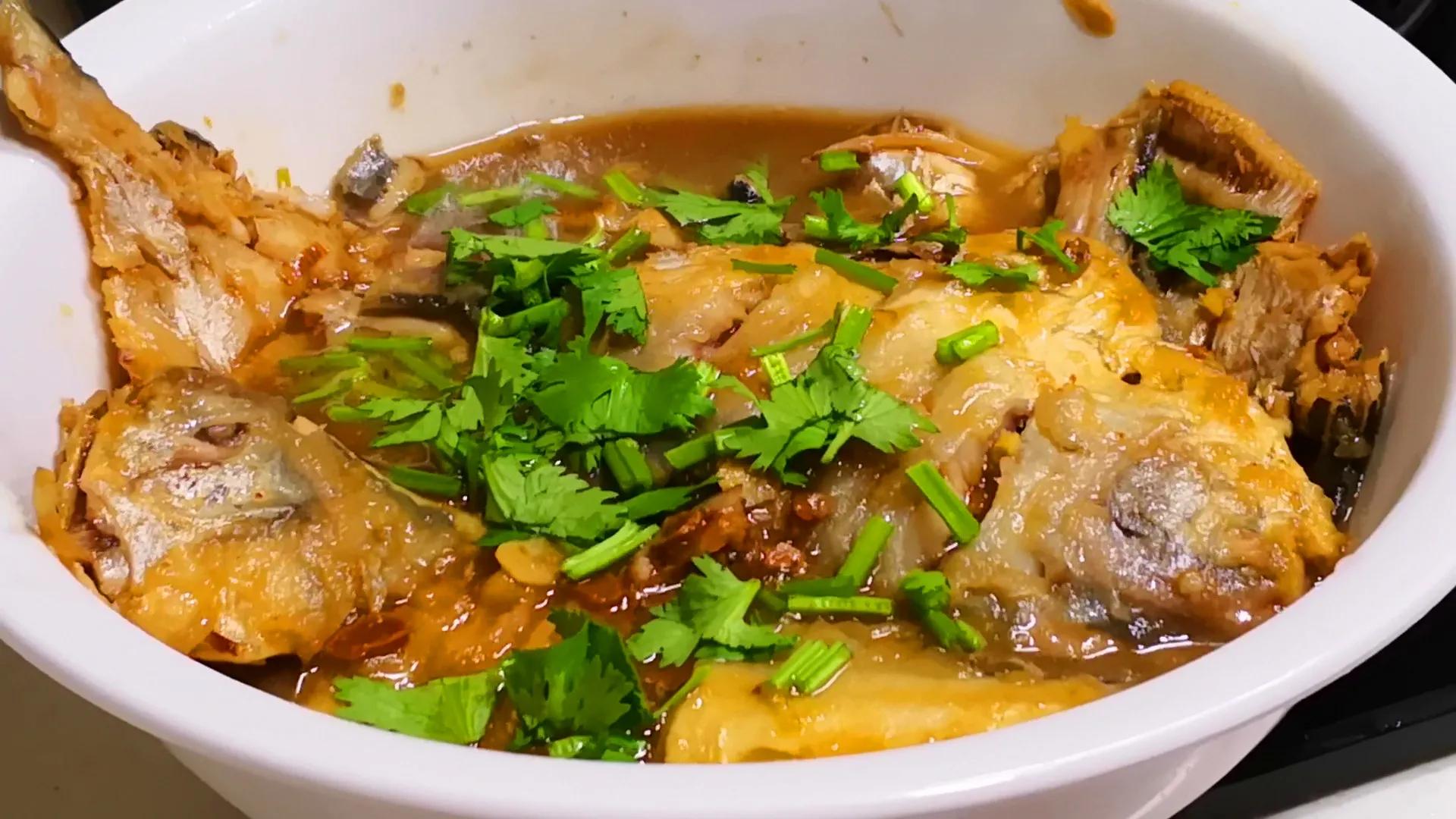 炖鱼时怎么做不粘锅不破皮,家常炖鱼如何炖不烂皮