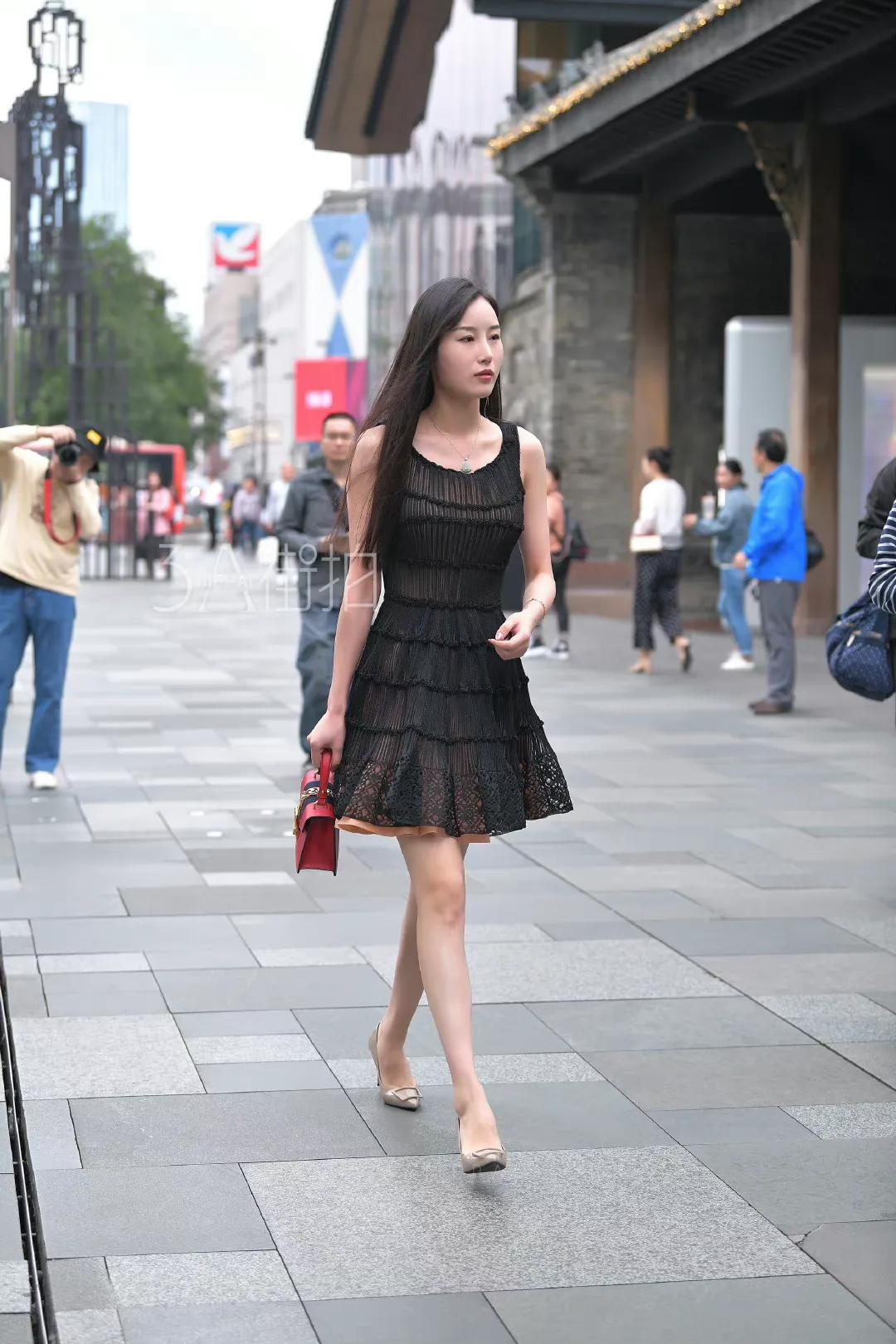 街拍黑色长裙搭配图片,灰色气质大衣搭配裙子高跟鞋