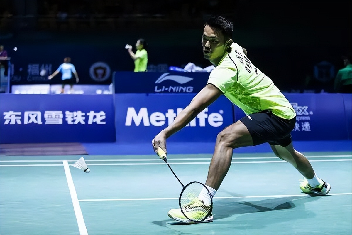 天气变热,打羽毛球前,热身运动不可少,千万不能忽略,附加方法