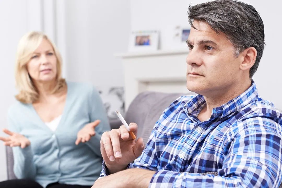 二手烟危害大还是自己抽烟危害大,二手烟的危害有多大吸3年