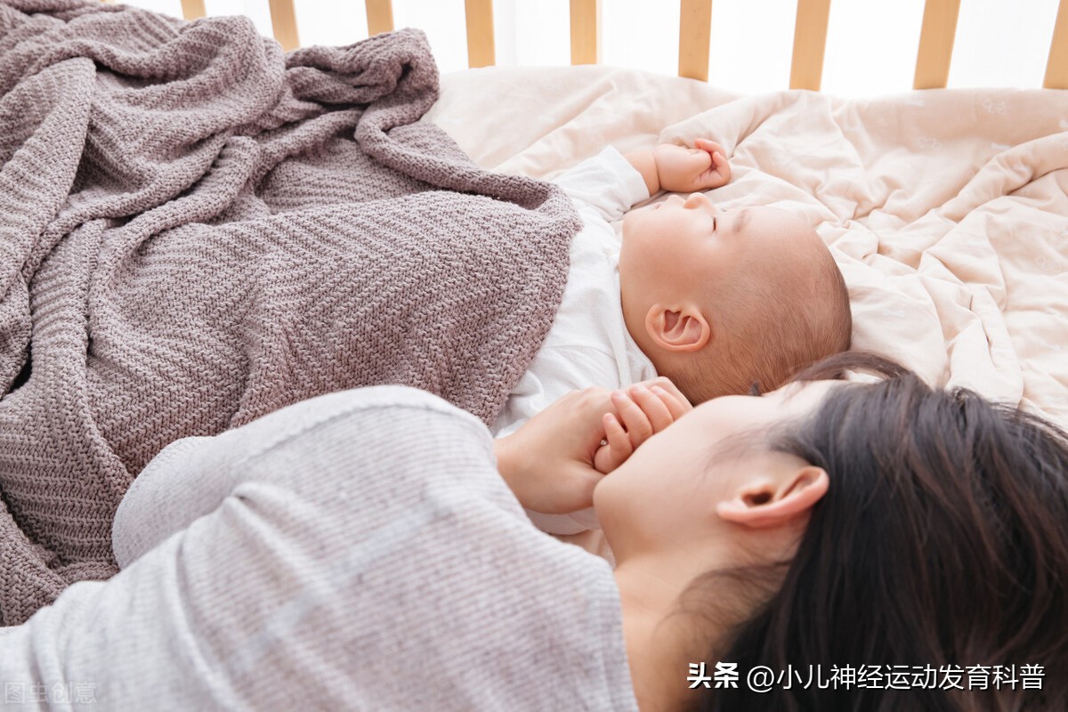 把婴儿手脚包起来睡觉好吗,三个半月的宝宝四肢使劲绷直
