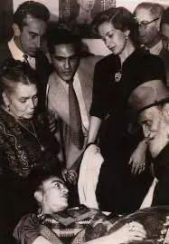 18岁车祸32次，三次流产，丈夫*引勾**小姨子，她成了全球最贵女画家