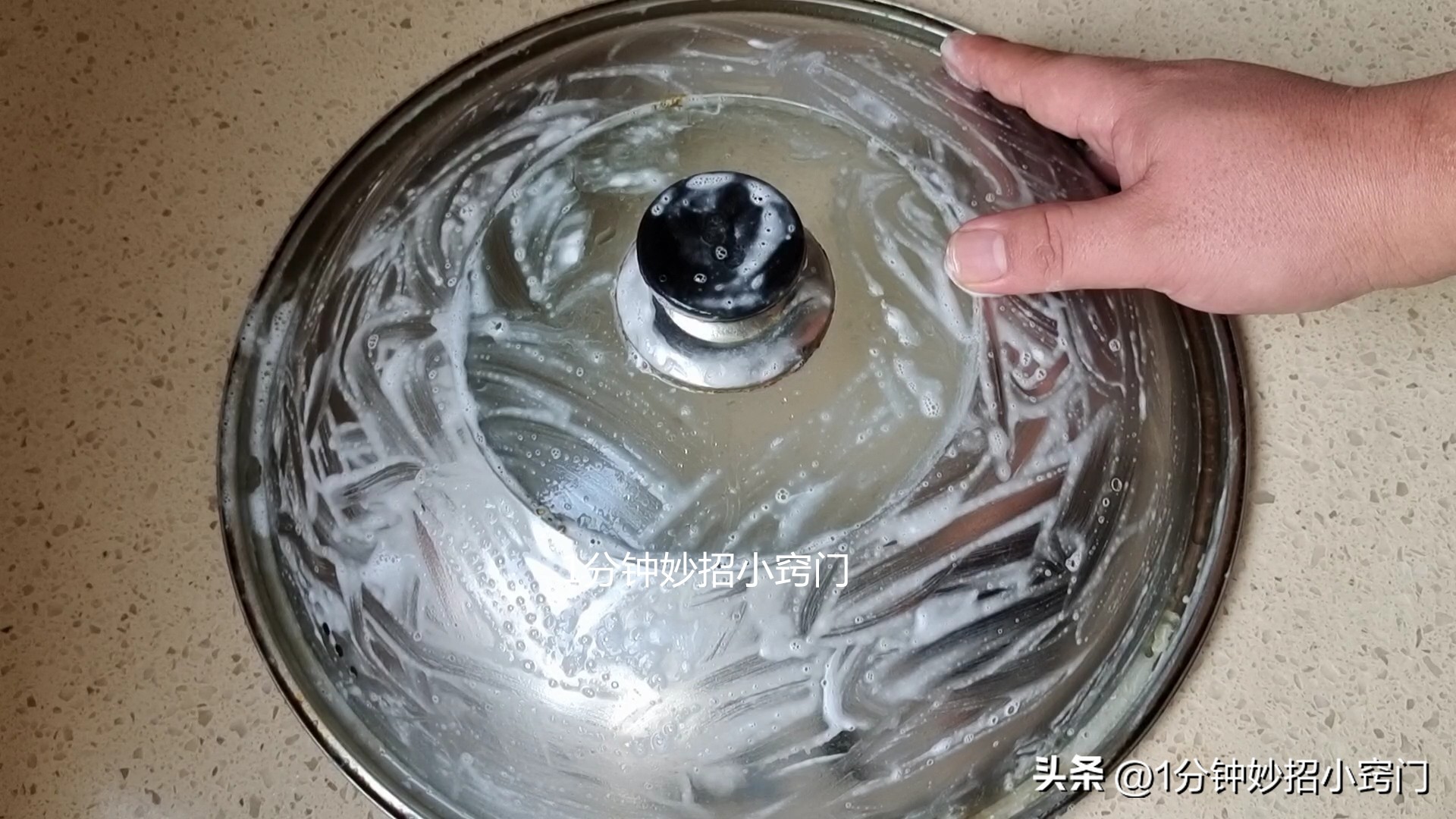 锅盖的油污怎么清洗,锅盖油污难清洗教你一招