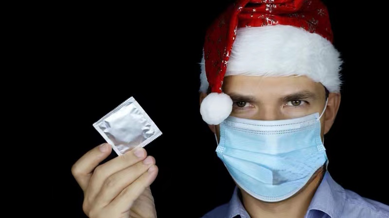 为什么避孕套上会有一层油？对身体有危害吗？