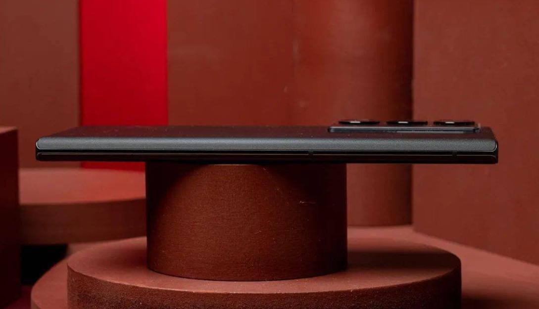 16+1TB卖7298，6400万三摄+屏下摄像技术，中兴4nm“机皇”如何？