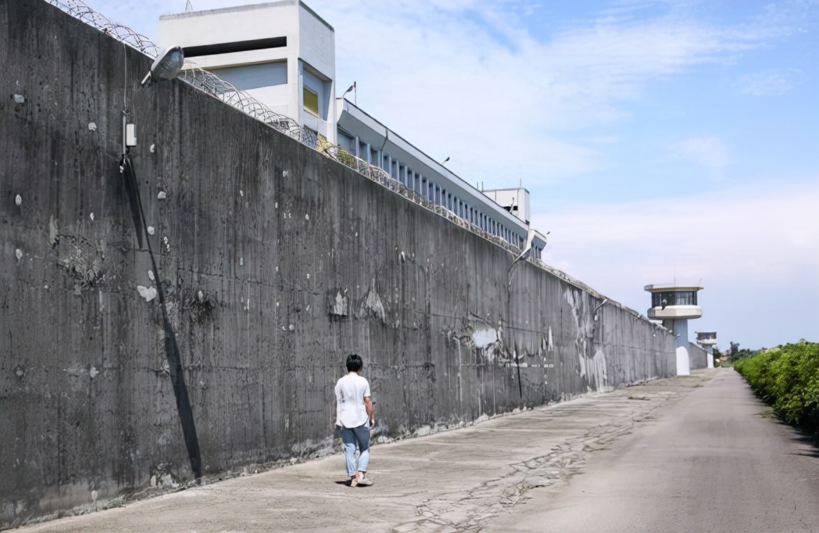 2004年，湖南两逃犯越狱，逃亡4万公里后落网，波及亲朋好友12人