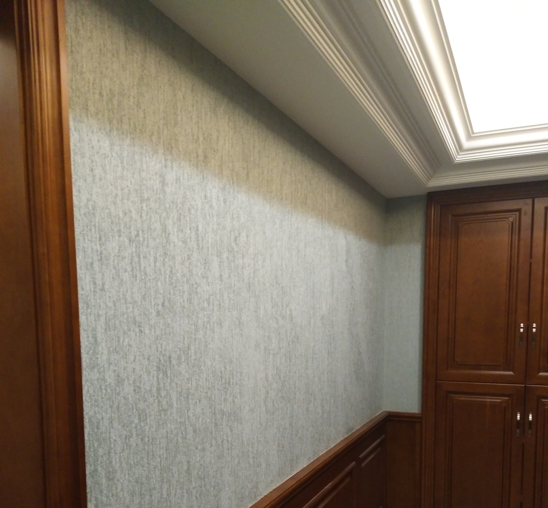 贴墙纸墙面掉灰怎么办,装修贴墙纸墙纸有气味怎么去除