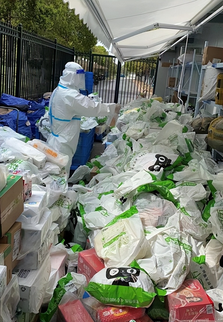 上海保供在加速，网友：之前下单的天猫超市快递收到了