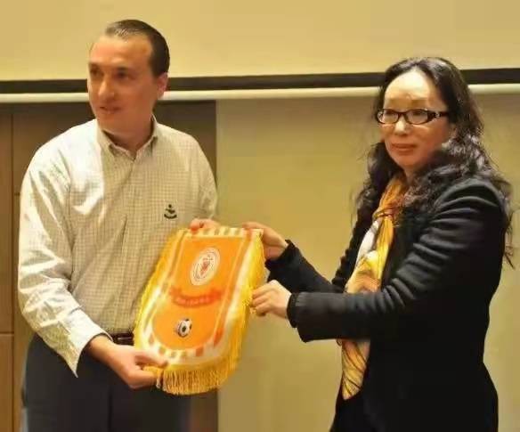 黑龙江首富戴秀丽身价,黑龙江首富戴秀丽和她的丈夫