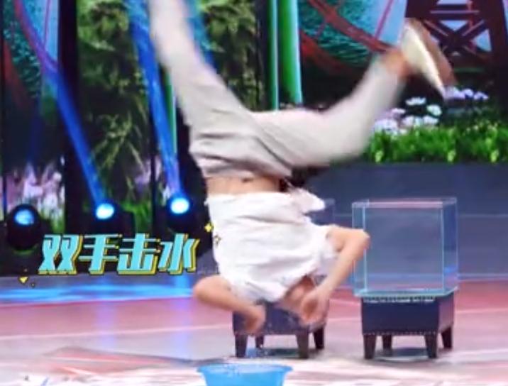 “蜻蜓水上漂”轻功重出江湖了？重庆小伙吸粉百万，老外又懵了