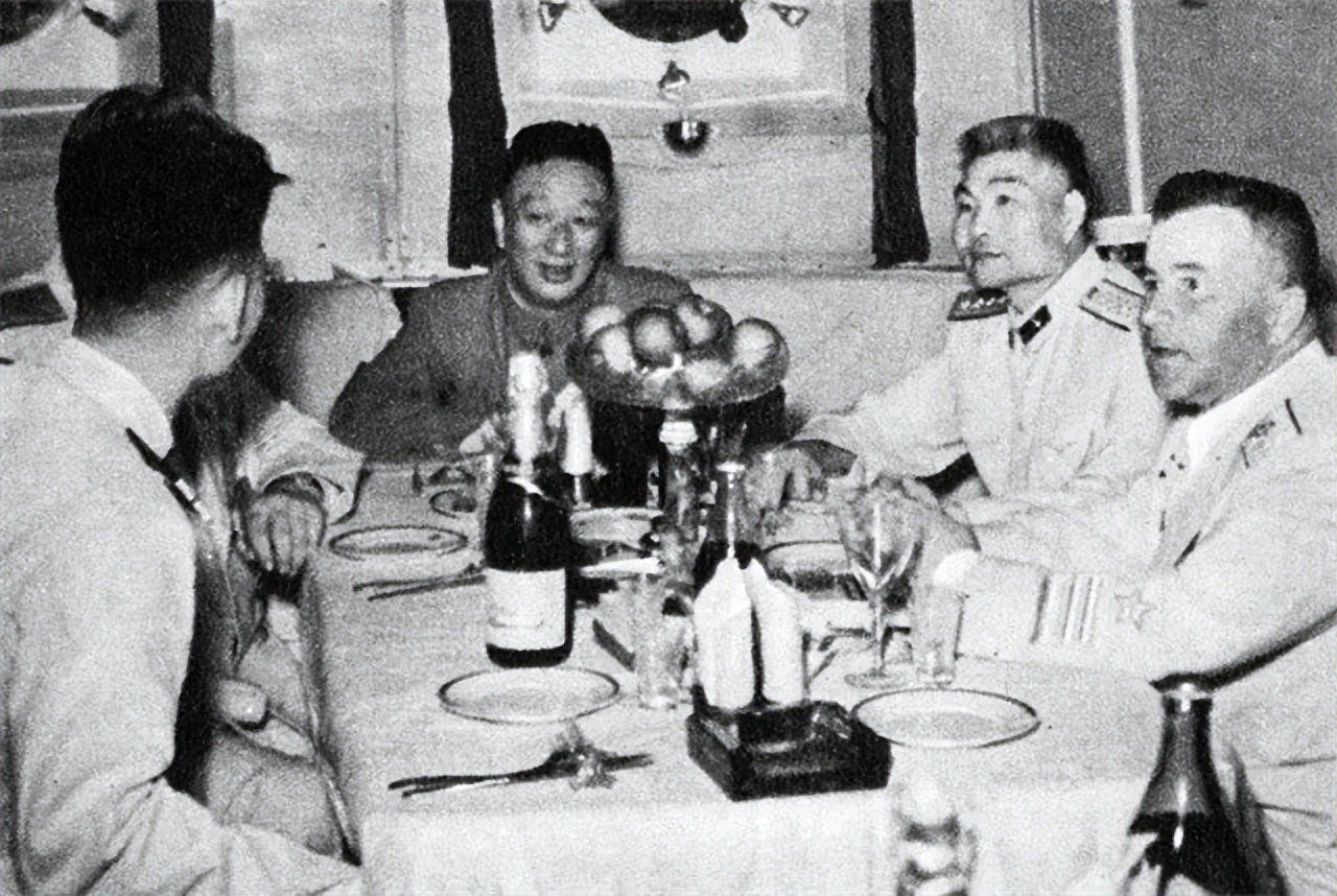 柯庆施任上海市长，被*员复**军人拦车，柯庆施：放开他，诉状收过来