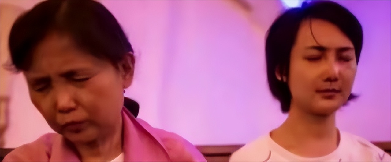 浙江小伙背着母亲上学，成全国道德模范，为何却变性参加选美大赛