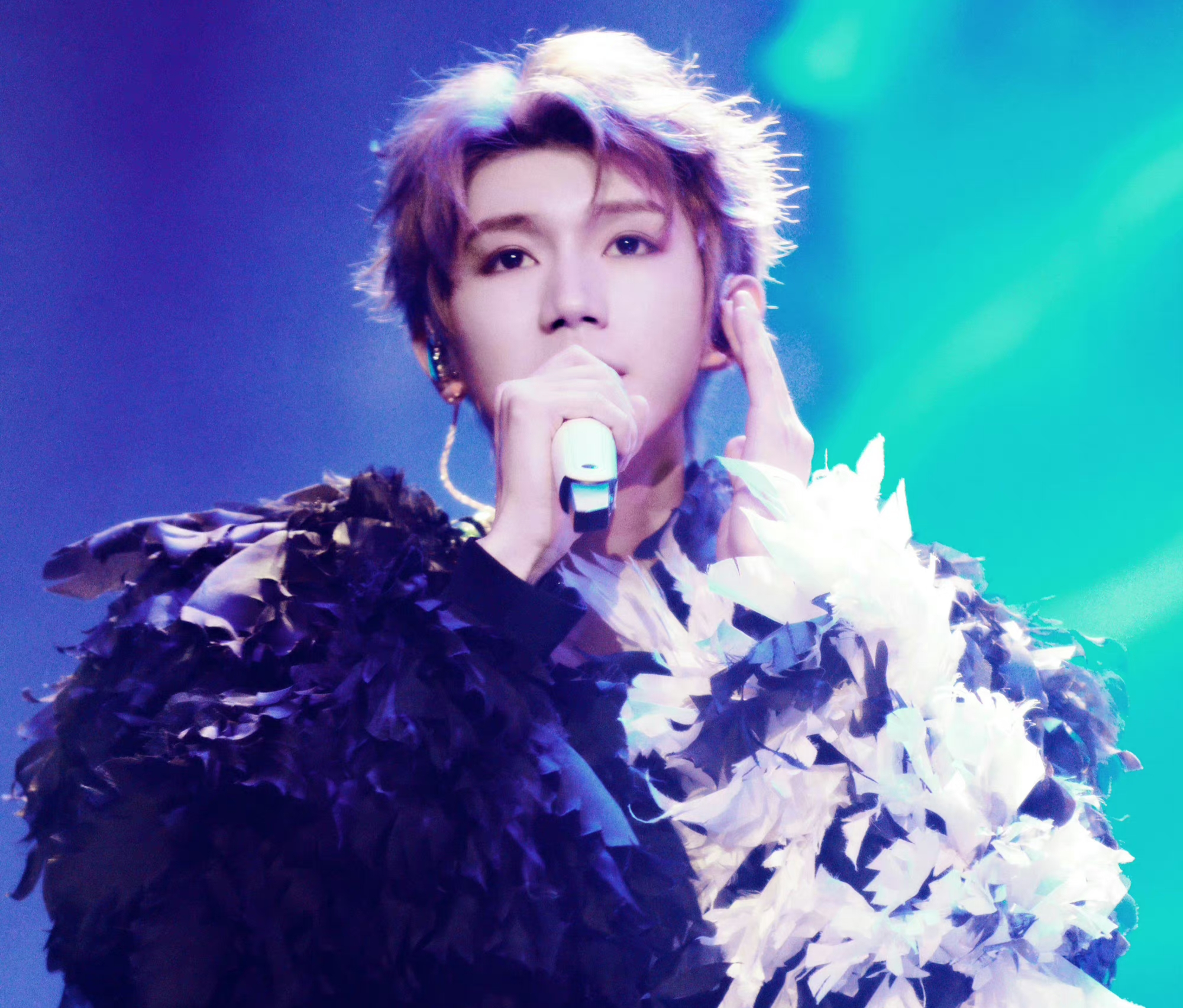 王源看到了穿婚纱的粉丝回应,王源粉丝怎么看待穿婚纱