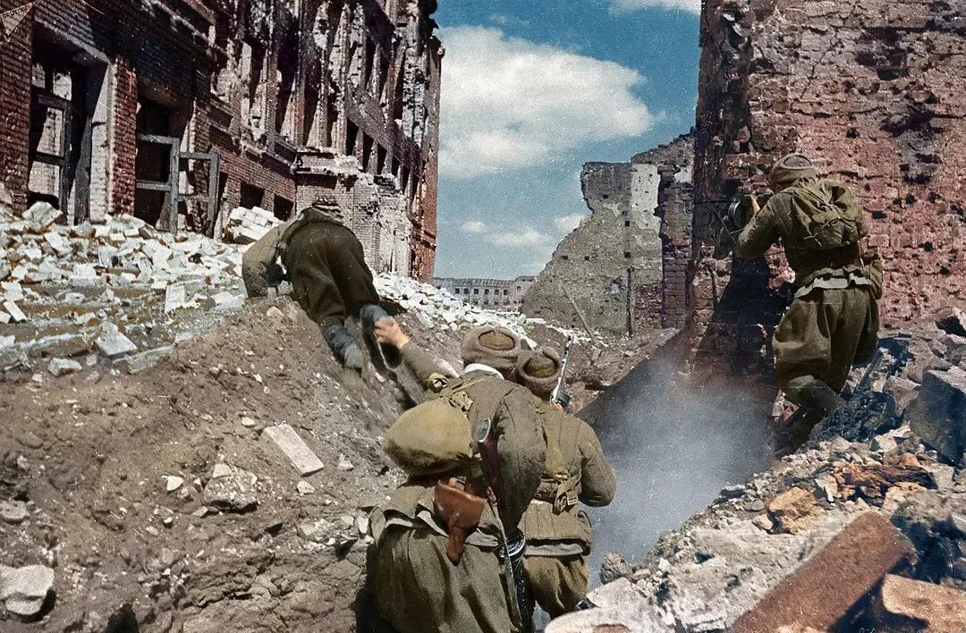 高清老照片：旗人格格大腿岔开豪放洗衣，地主三妻四妾不输女明星