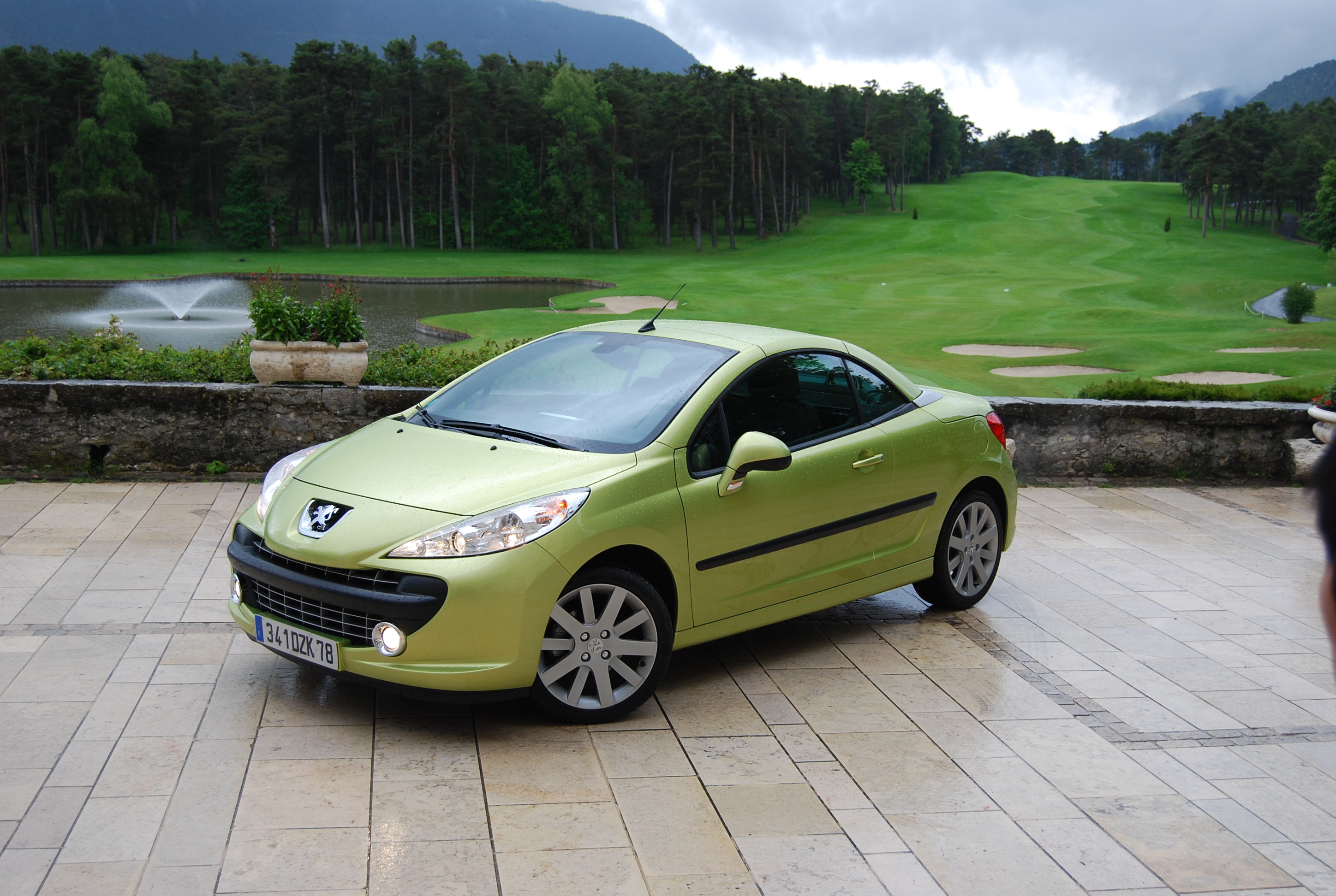 标致207赛道比赛,我们在巴黎拍的视频