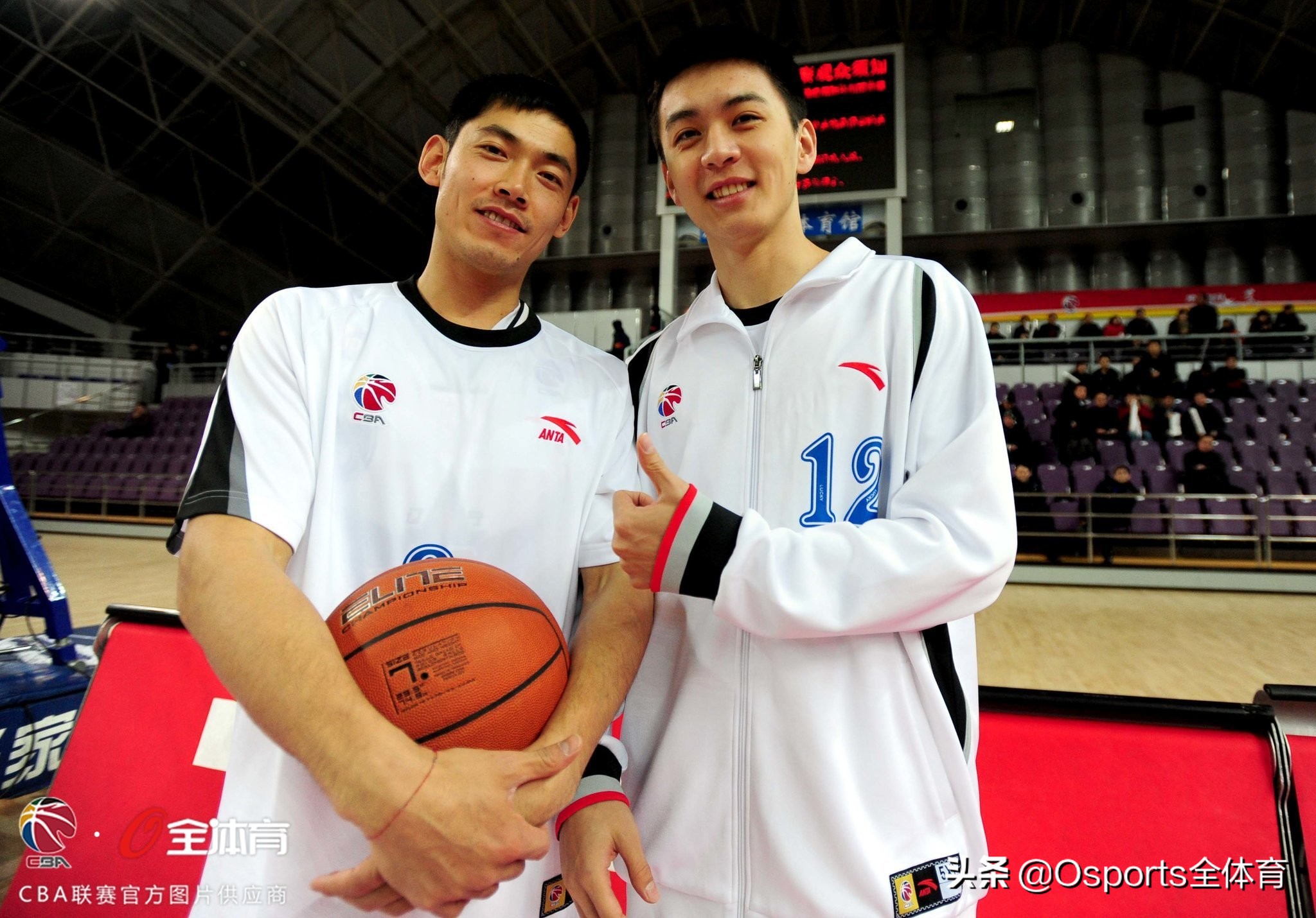 cba教练杨鸣为啥不能站起来,cba儒雅教练杨鸣名场面