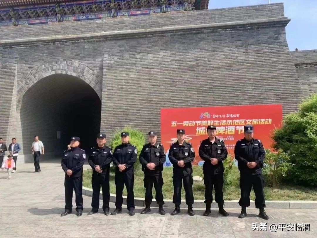 民警全力以赴筑起景区安全屏障,旅警在景区提醒游客安全