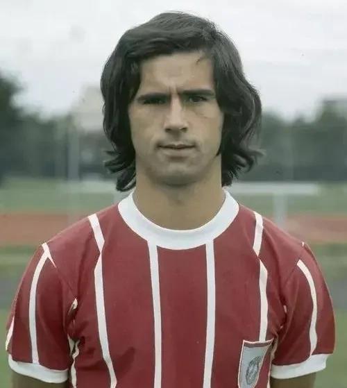 足坛历史前十中锋大罗,历史十大中锋罗纳尔多