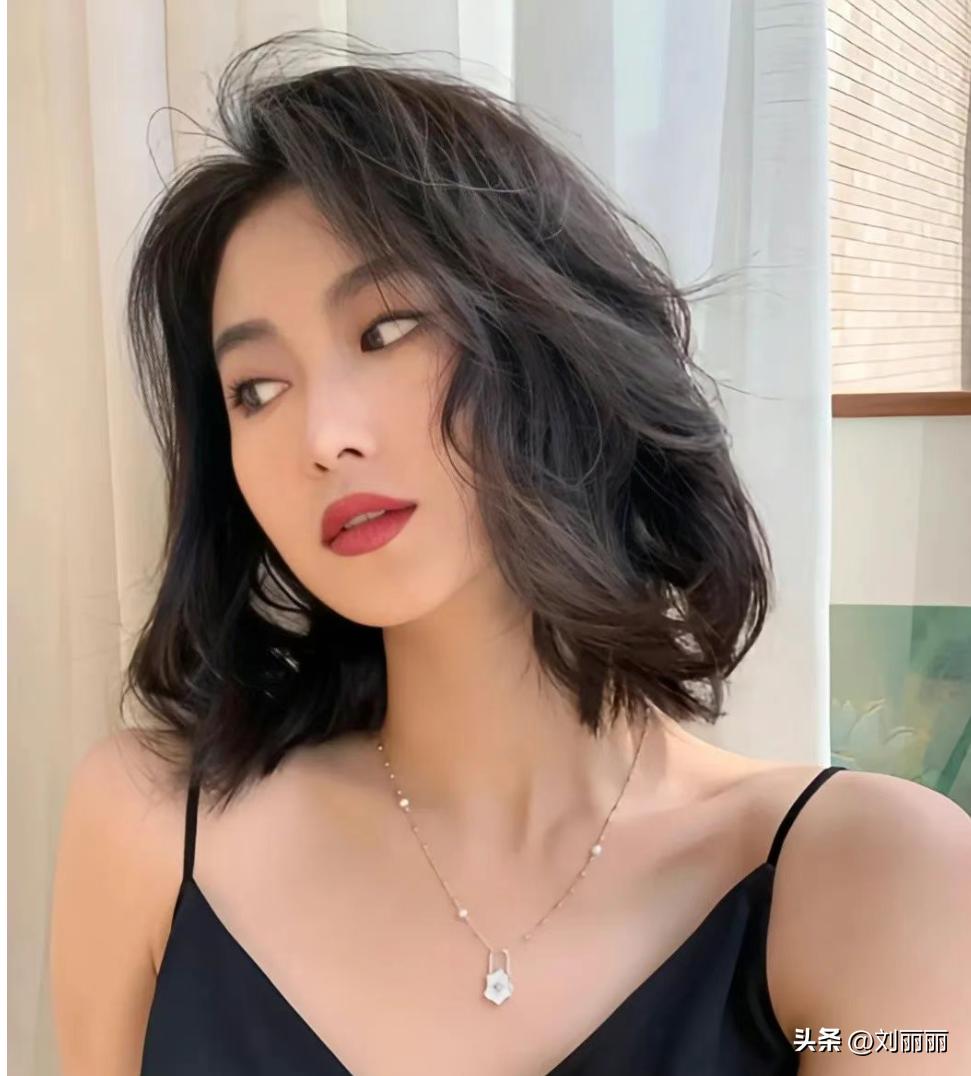 减龄高马尾头顶蓬松时尚发型扎法,40岁减龄发型短发时尚