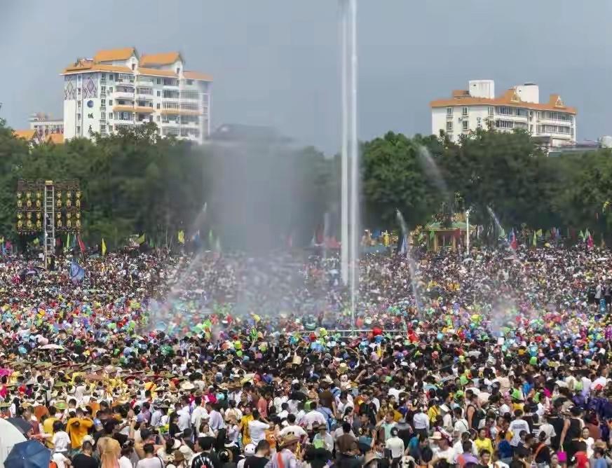 2010西双版纳傣族万人泼水节,西双版纳万人泼水节狂欢