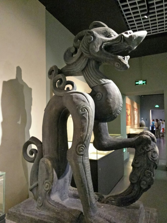 老汉田里挖出铜龙,老汉遗体挖出青铜龙