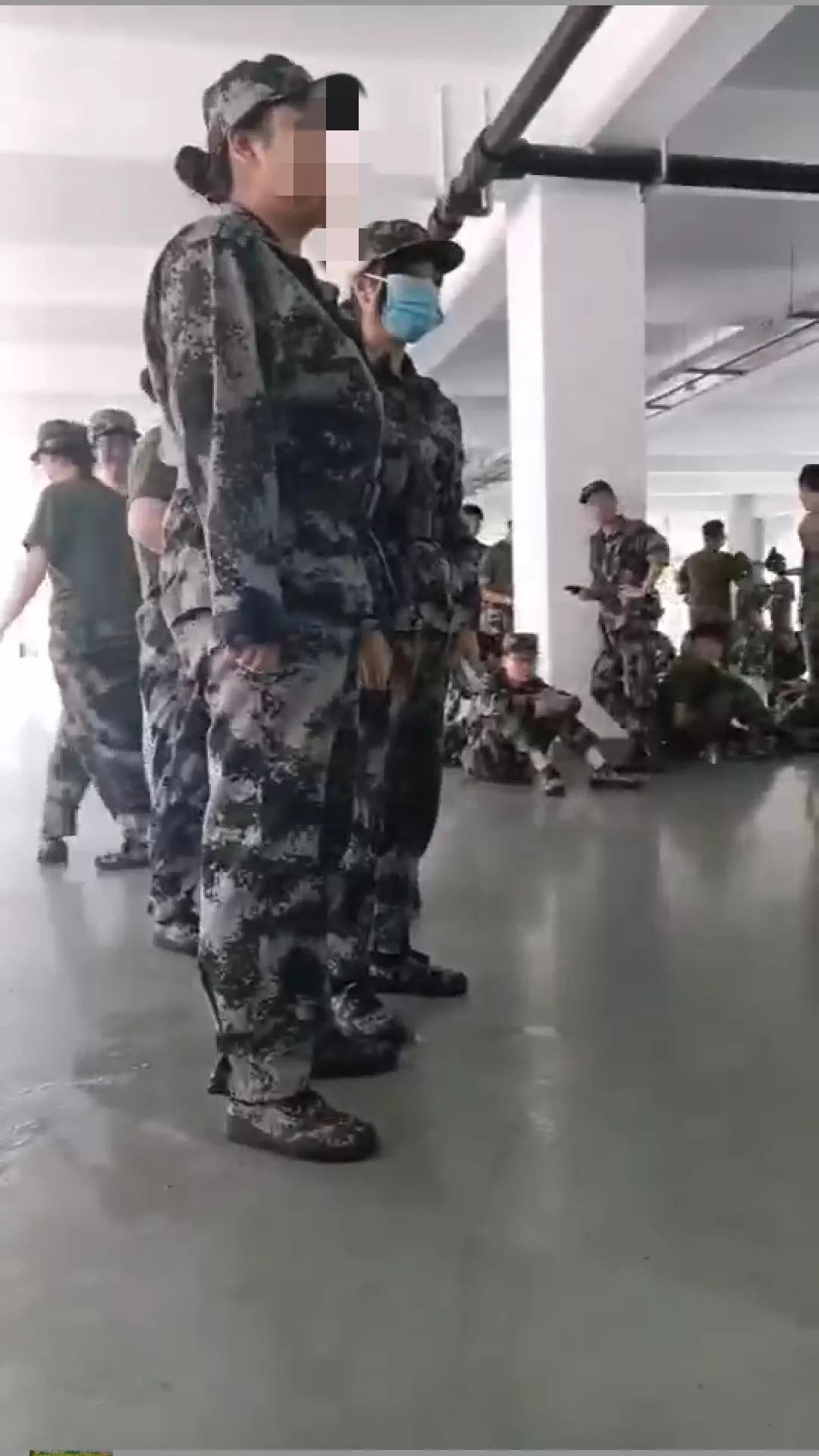 一个男生,把女生的朋友圈转发了,遭到报复,被喷漆加热水烫伤。