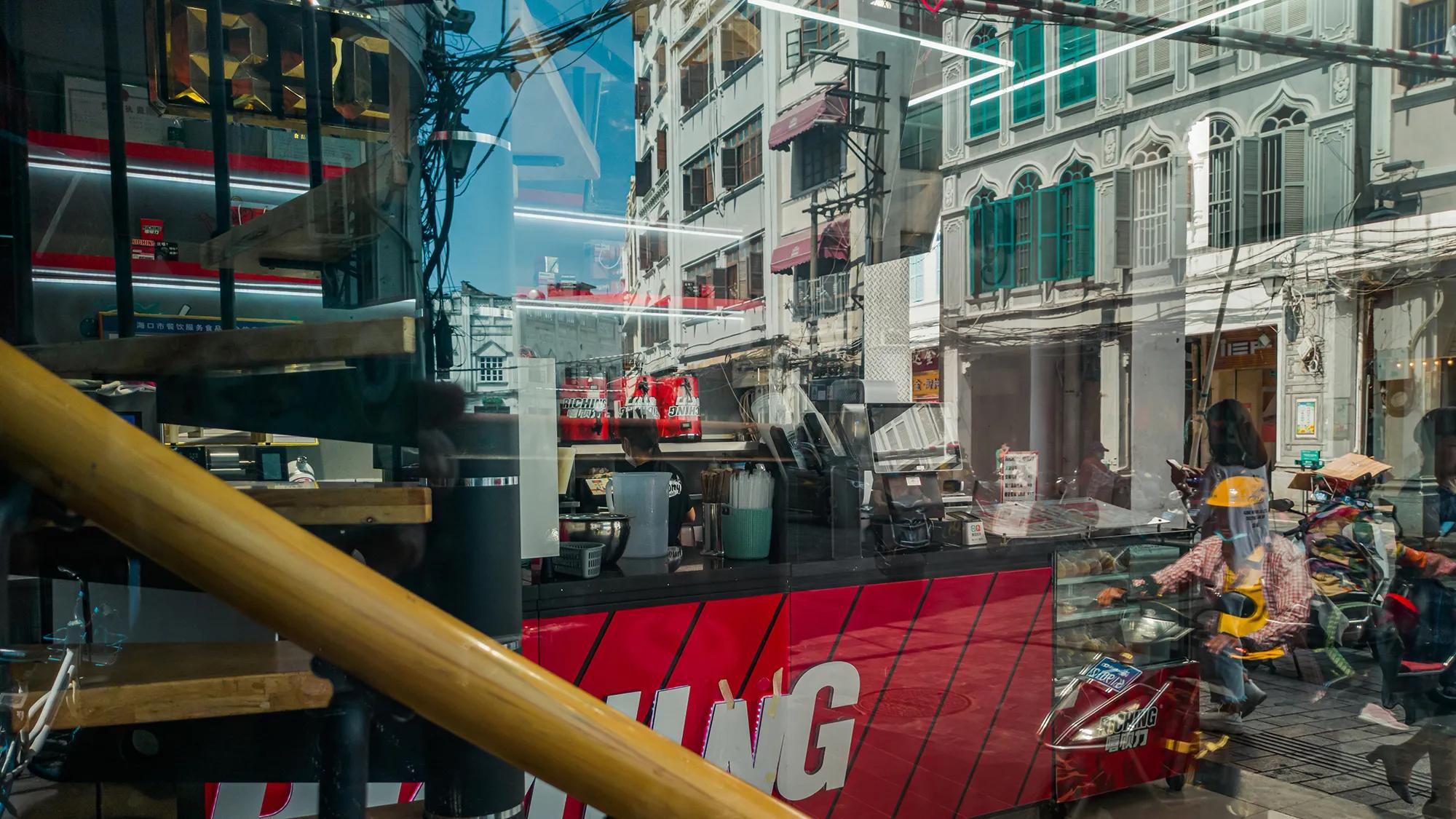 老巷的橱窗,橱窗里的街景