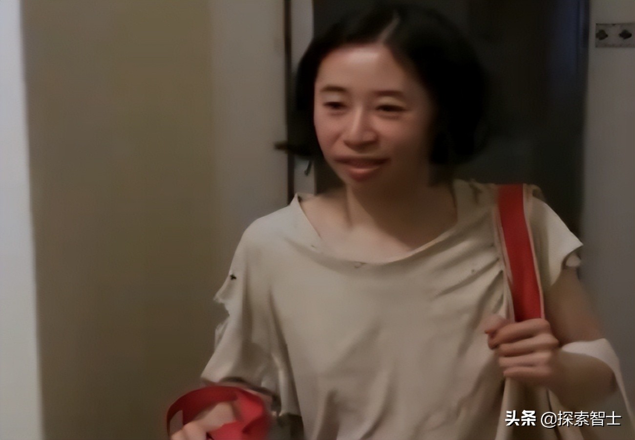 美国女白领20年不买内衣，厕纸晒干重复用，吃的全靠捡，纽约买房