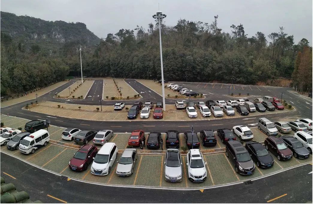 五一假期堵在回家路上,五一路上堵不适合出游