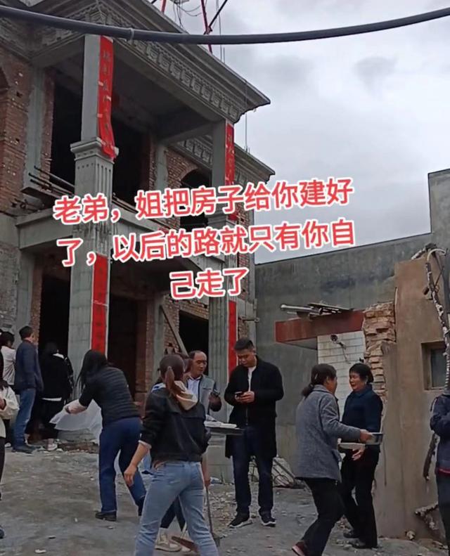 女子离婚后到山上自己盖房子,女子离婚后父母盖房子