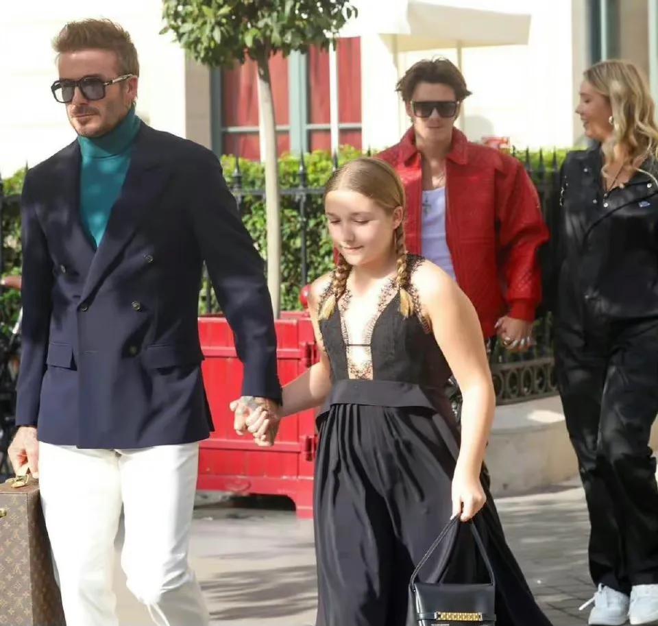 超模穿深v,贝克汉姆女儿穿搭