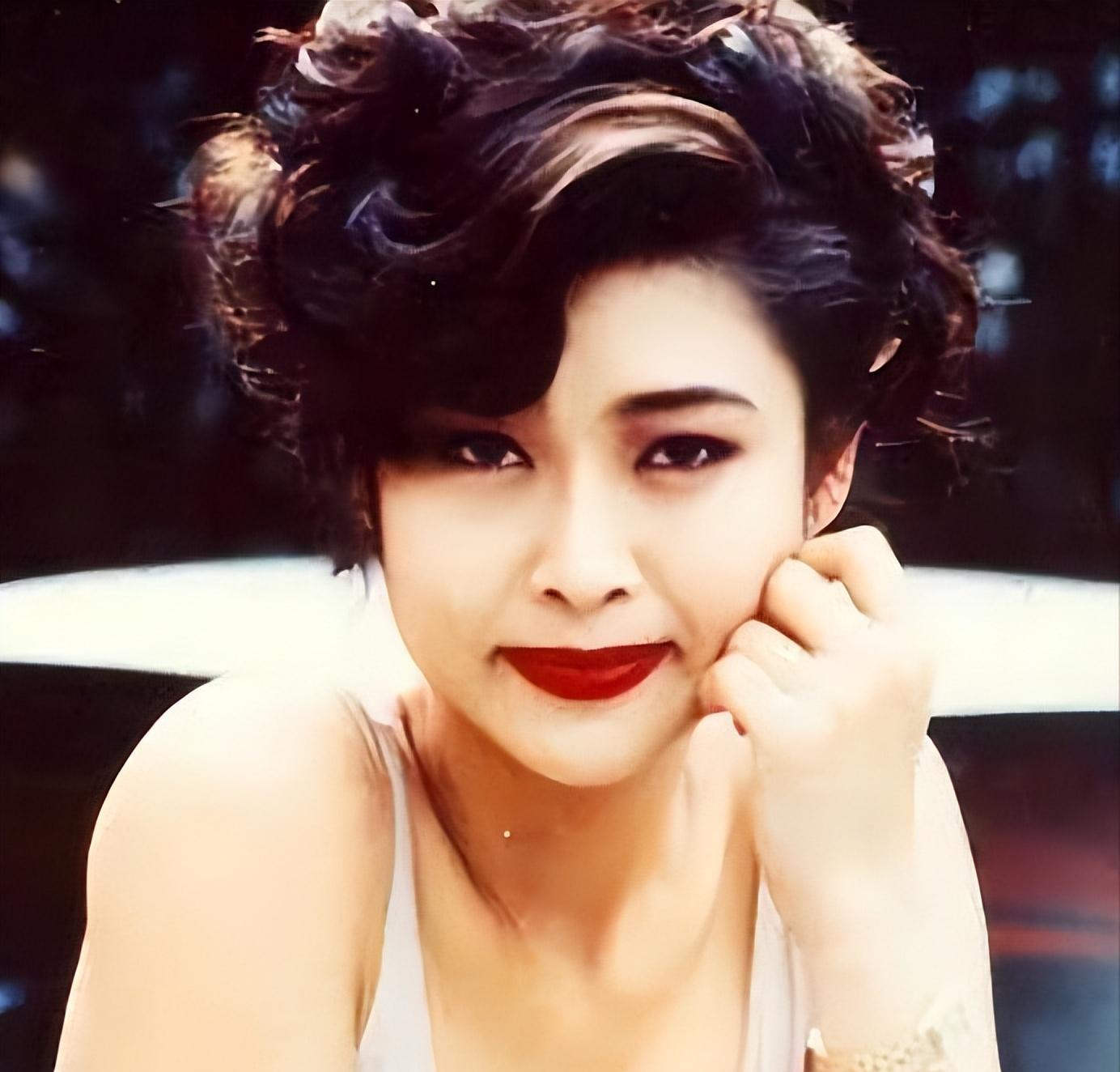 “性感女神”一脱成名，全裸出镜混成影后，玩够了嫁豪门生活幸福