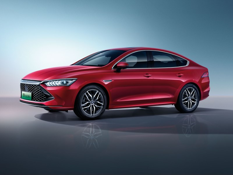 纯电汽车和油车哪个更值得家用,预算低买油车还是电车