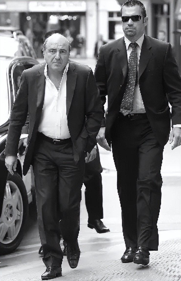 阿布和别列分别带着俊男美女出街购物,不小心碰面了,保镖都懵了