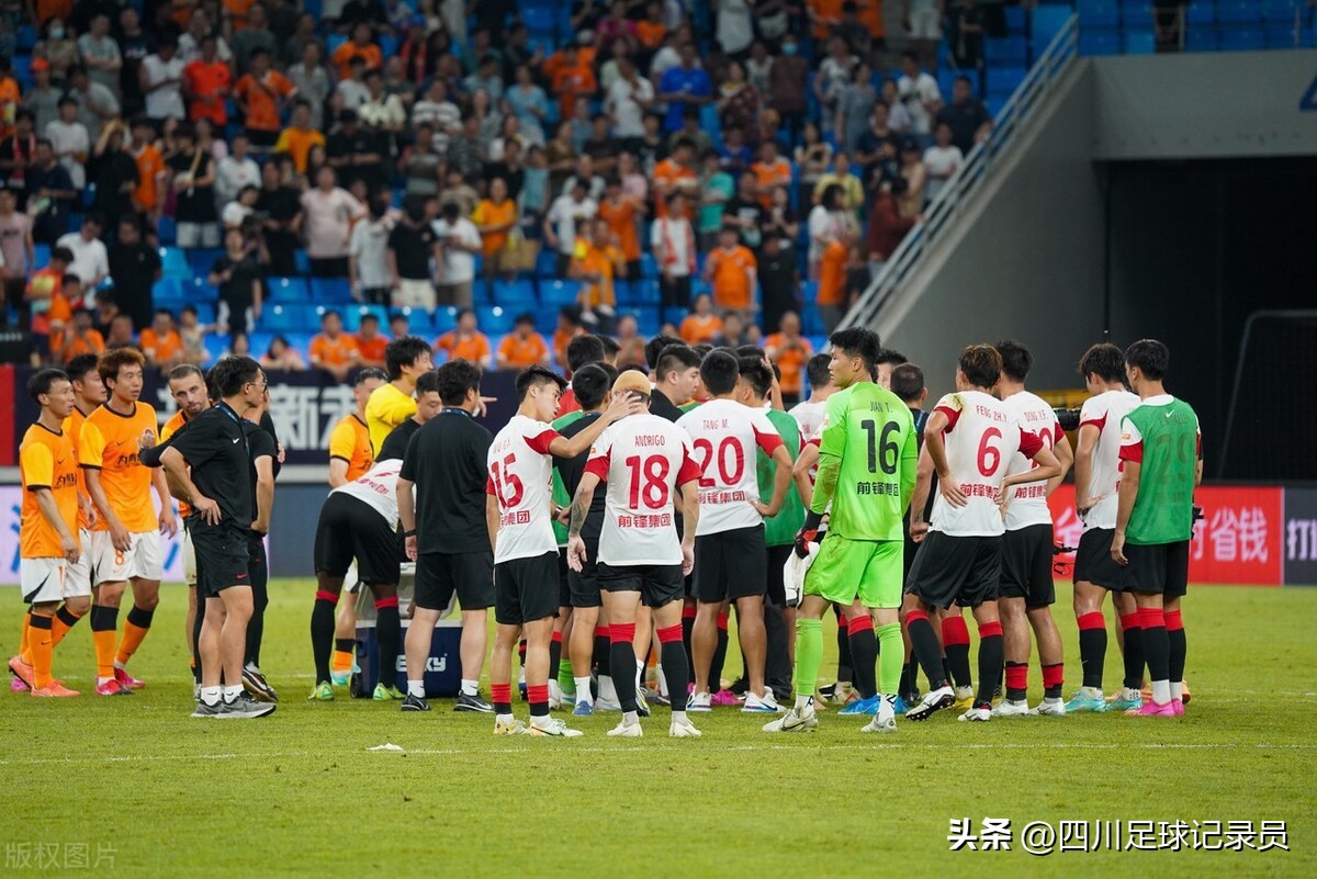 引起球迷们对中国足协的激烈讨论,球迷对足协官方致歉回复