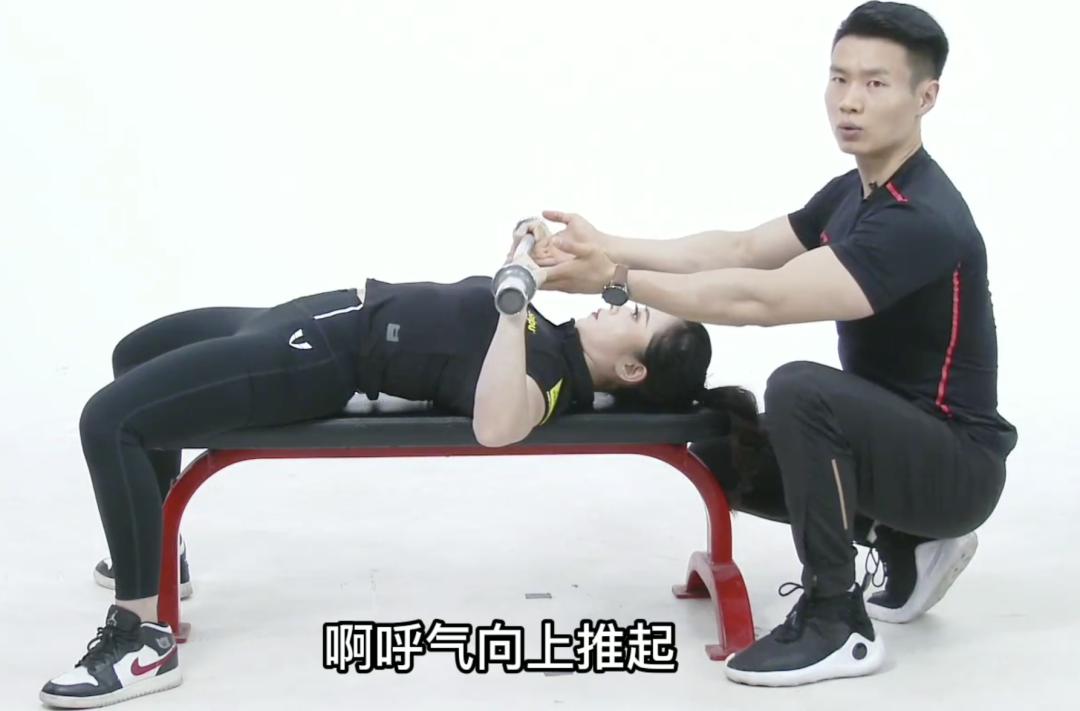 怎样锻炼胸肌最有效的方法,在家小重量训练胸肌上部和中缝