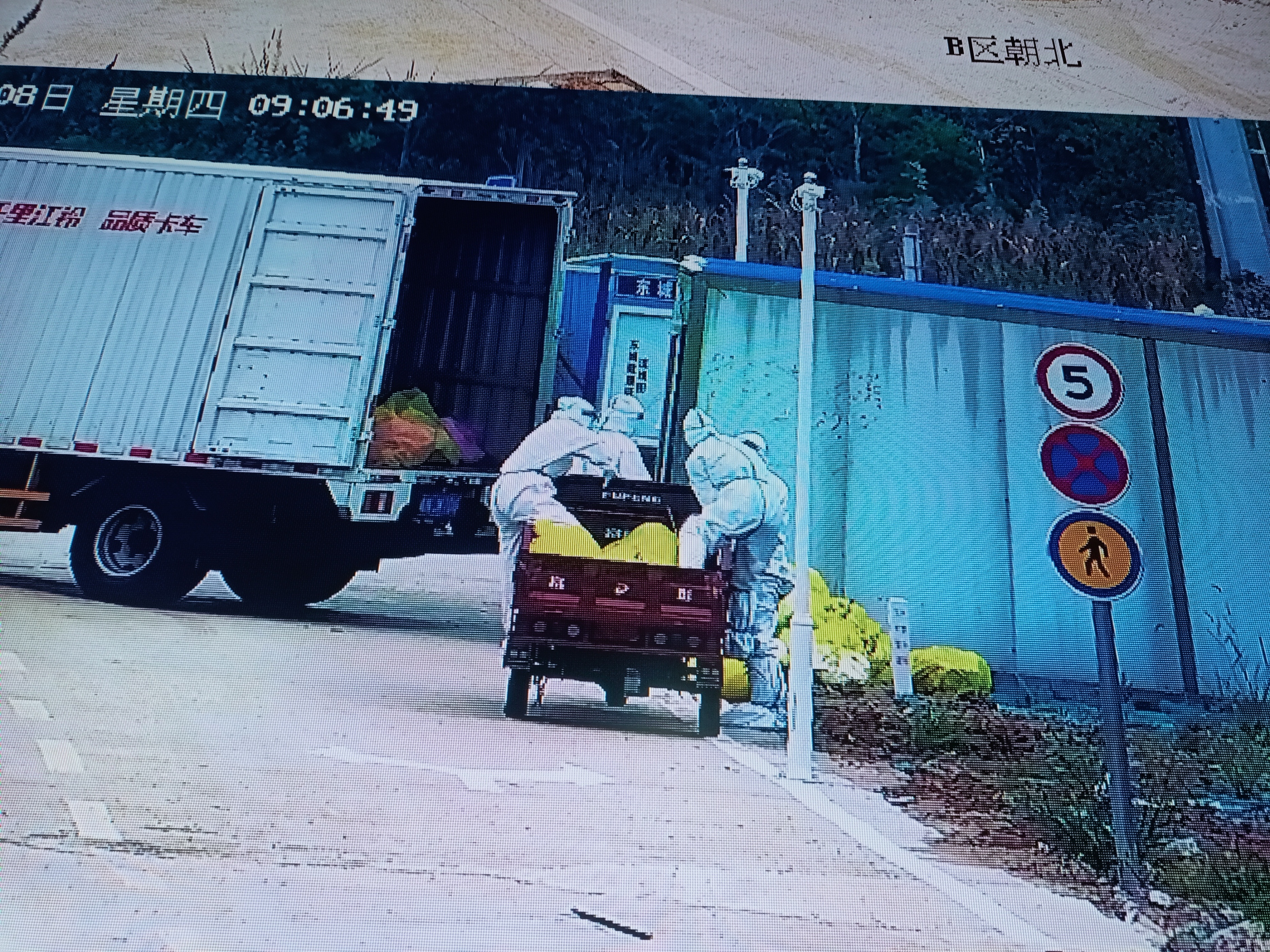 筑牢疫情防线守护百姓平安,投身防控一线践行五心服务使命