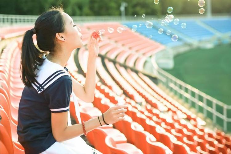 女性一直长痘痘是什么原因,下嘴唇下面长痘痘发红是怎么回事