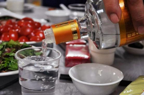 倒酒给别人时，对方对你“敲桌子”是在干啥？建议弄懂，别闹笑话