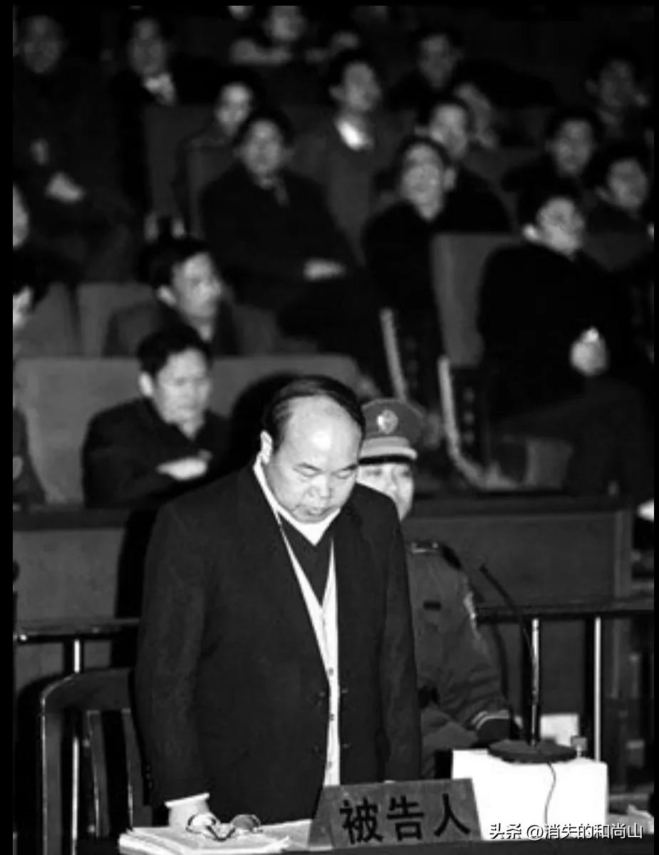 为虚荣持假学历，落马前买伟哥会情人，最终如愿在史册上留下骂名